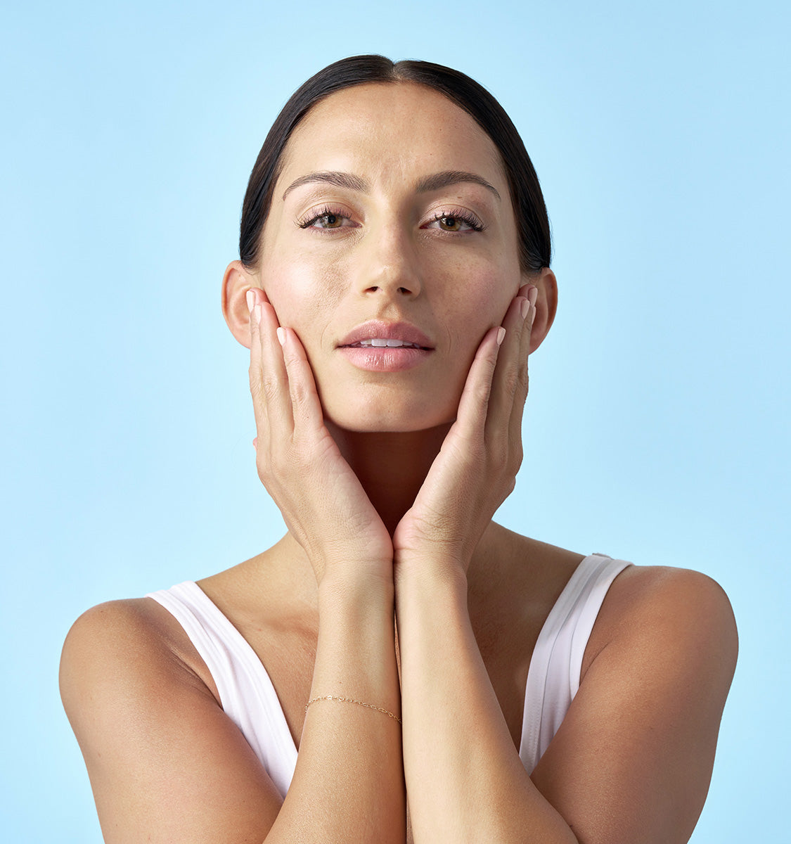 woman putting on Brighten high quality Serum - Auria