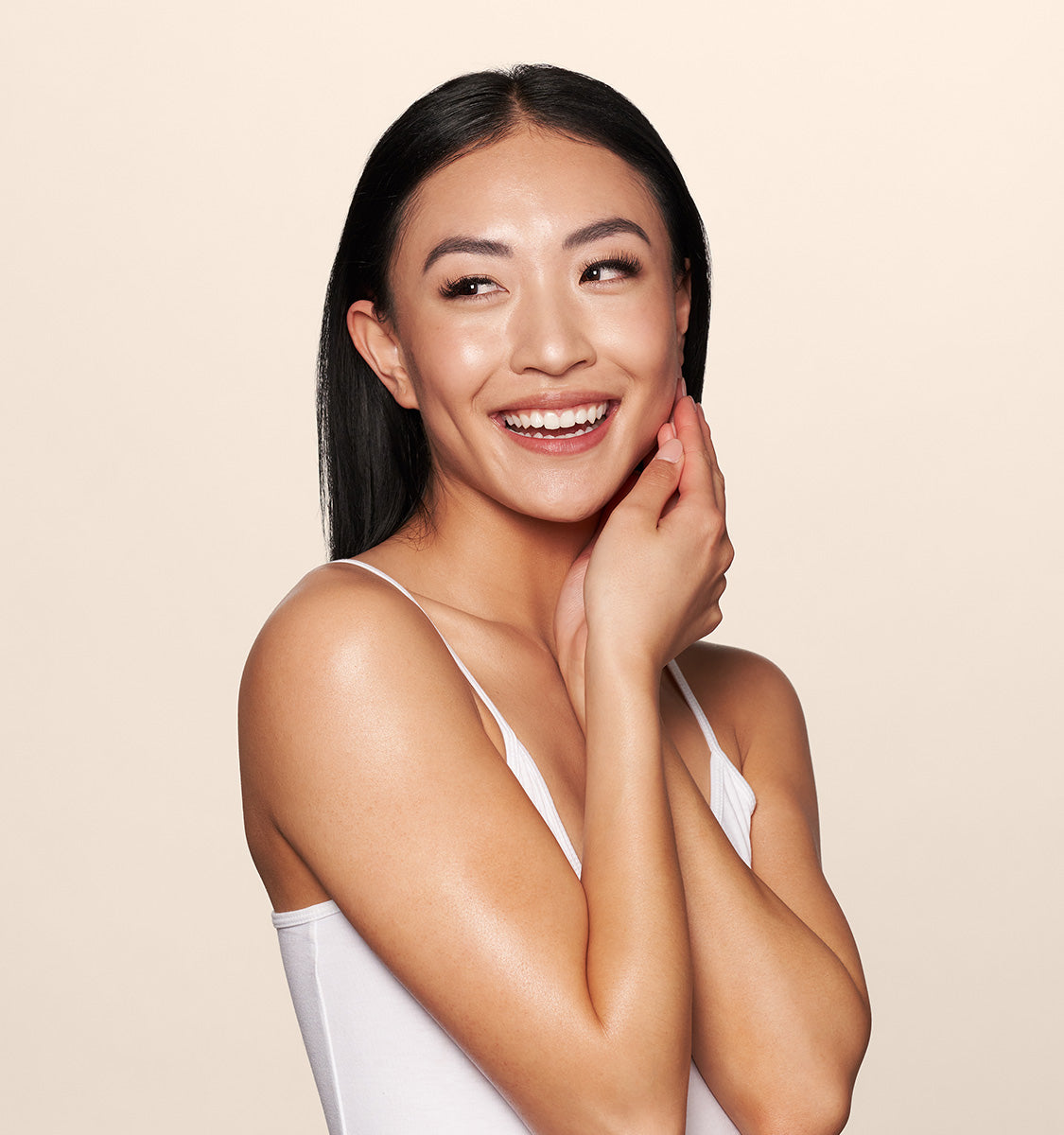 woman putting on Refine high quality Serum - Auria
